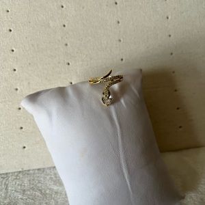 🌺 / NEW/ White -“ Snake “ Design Ring